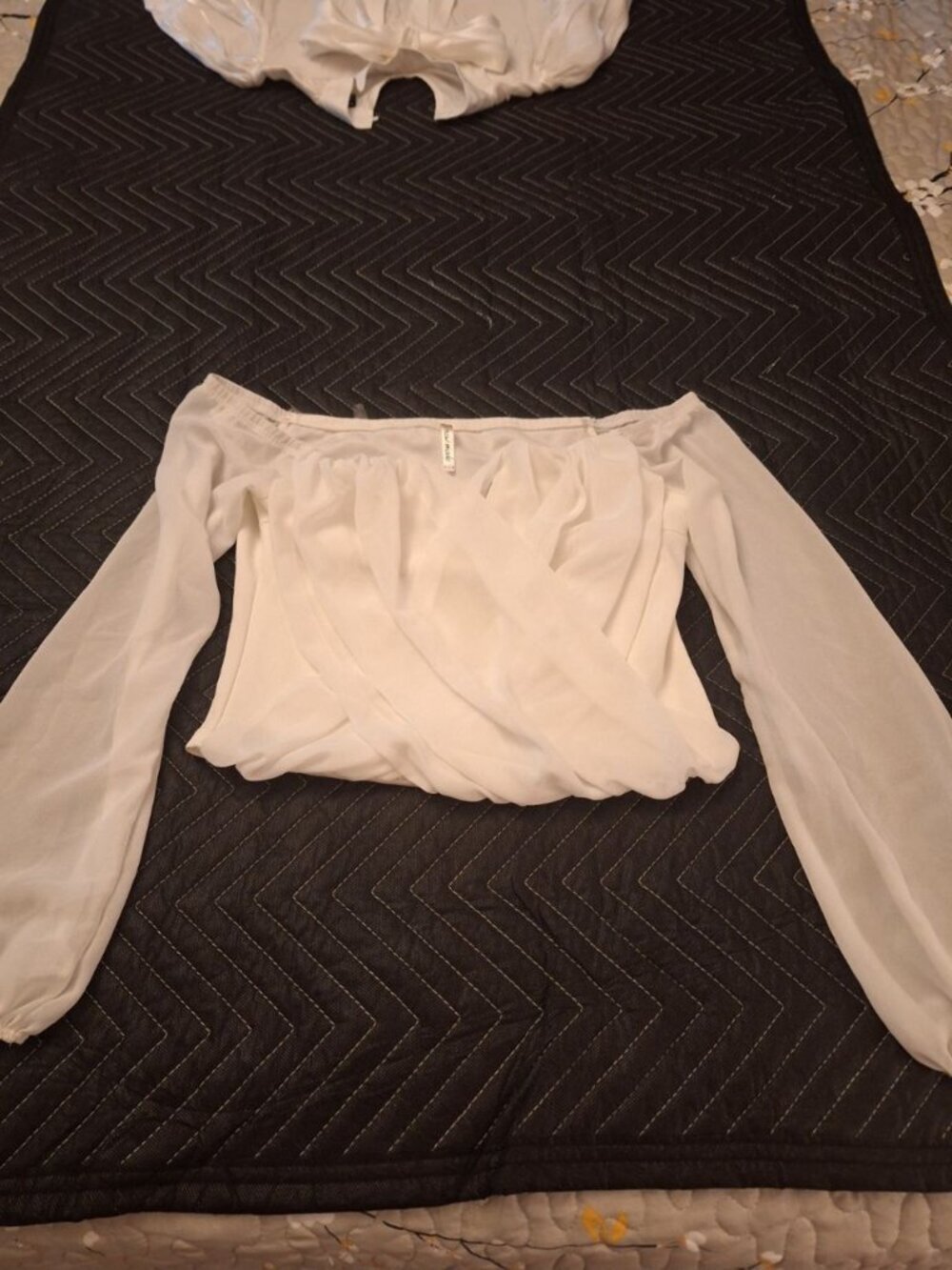 New Mode Women’s White Sheer Off-Shoulder Long Sleeve Blouse Size Medium